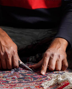 رفو گری قالی در قالیشویی هفت حوض